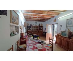 Finca rústica con gran potencial y amplio terreno próxima a todos los servicios.