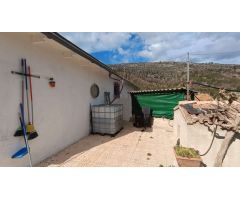 Finca rústica con gran potencial y amplio terreno próxima a todos los servicios.