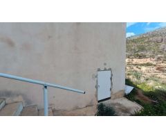 Finca rústica con gran potencial y amplio terreno próxima a todos los servicios.
