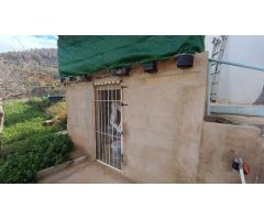 Finca rústica con gran potencial y amplio terreno próxima a todos los servicios.