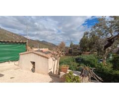 Finca rústica con gran potencial y amplio terreno próxima a todos los servicios.