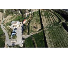 Finca rústica con gran potencial y amplio terreno próxima a todos los servicios.