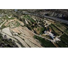 Finca rústica con gran potencial y amplio terreno próxima a todos los servicios.
