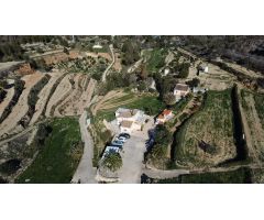 Finca rústica con gran potencial y amplio terreno próxima a todos los servicios.