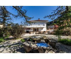 CASA SEÑORIAL EN EL CENTRO DE VACARISSES, CON JARDÍN, VISTAS Y MUCHISIMAS POSIBILIDADES