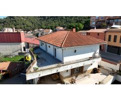 CASA SEÑORIAL EN EL CENTRO DE VACARISSES, CON JARDÍN, VISTAS Y MUCHISIMAS POSIBILIDADES