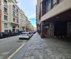 Plaza de parking para coche mediano/grande