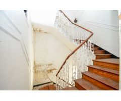 Edificio de bajo y dos plantas en Xubia, al lado del antiguo Concello