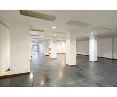Bajo comercial en plena calle Juana de Vega, centro de A Coruña