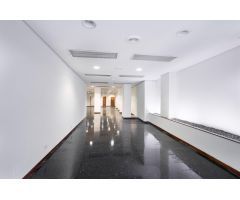 Bajo comercial en plena calle Juana de Vega, centro de A Coruña