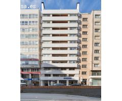 Bajo comercial en plena calle Juana de Vega, centro de A Coruña