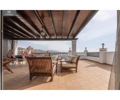 Exclusivo ático en Marina del Este con terraza de 100 m2, garaje, piscina y vistas al mar