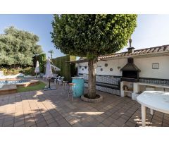 Casa con Gran Parcela en La Zubia