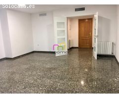 ¡PISO MUY AMPLIO SIN AMUEBLAR CON PLAZA DE GARAJE EN CALLE MENACHO!