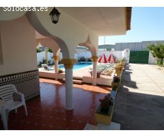 Villa en venta en Las Lagunas, Mijas + 6 naves colindantes