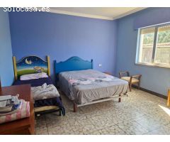 CASA ENORME CON TERRENO, AL LADO DE LA PLAYA