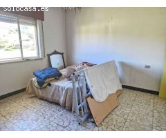 CASA ENORME CON TERRENO, AL LADO DE LA PLAYA