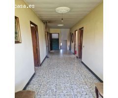 CASA ENORME CON TERRENO, AL LADO DE LA PLAYA