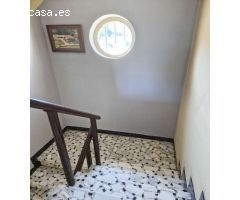 CASA ENORME CON TERRENO, AL LADO DE LA PLAYA