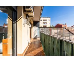 Piso seminuevo con patio de 45m2 plaza de parking, trastero y tercera habitación polivalente