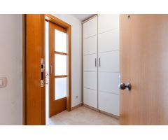 Piso seminuevo con patio de 45m2 plaza de parking, trastero y tercera habitación polivalente