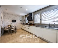 ¡¡CREU ALTA - ESPECTACULAR CASA CON PATIO CON PISCINA y ASCENSOR!!