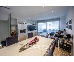 ¡¡CREU ALTA - ESPECTACULAR CASA CON PATIO CON PISCINA y ASCENSOR!!