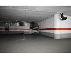 A la venta garaje para coche grande y moto con acceso por C/ Dr Cerrada y C/ Almagro.