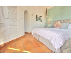 Casa adosada de 5 dormitorios en venta en Miraflores