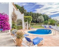 Esta hermosa villa de estilo andaluz está situada en Mijas La Nueva