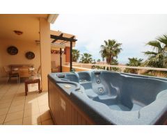 Impecable apartamento de lujo en primera planta en Malibu Mansions, ubicado en el popular complejo W