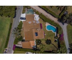 VILLA DE ATRACTIVO Y PRECIOSO CARÁCTER MEDITERRANEO,