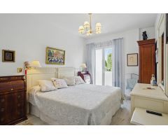 Ático de 2 dormitorios y 1 baño en venta en Marbella Real, Milla de Oro de Marbella.