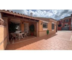 Casa adosada de esquina en venta en Coín