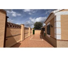 Casa adosada de esquina en venta en Coín