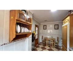 Casa adosada de esquina en venta en Coín