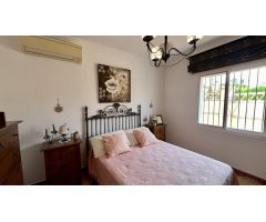 Casa adosada de esquina en venta en Coín
