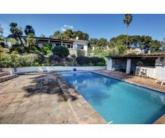 Encantadora Villa Independiente con vistas al mar y Potencial de Desarrollo en El Pinar