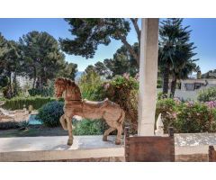 Encantadora Villa Independiente con vistas al mar y Potencial de Desarrollo en El Pinar