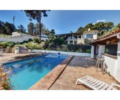 Encantadora Villa Independiente con vistas al mar y Potencial de Desarrollo en El Pinar