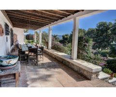 Encantadora Villa Independiente con vistas al mar y Potencial de Desarrollo en El Pinar