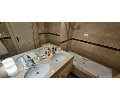 Amplio apartamento de lujo en planta baja con dos dormitorios en Alminar de Marbella,