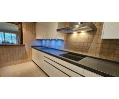 Amplio apartamento de lujo en planta baja con dos dormitorios en Alminar de Marbella,