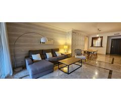 Amplio apartamento de lujo en planta baja con dos dormitorios en Alminar de Marbella,