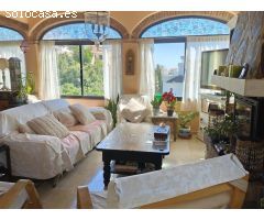 Chalet con personalidad en Fuengirola, cerca de la playa y con piscina privada