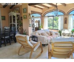 Chalet con personalidad en Fuengirola, cerca de la playa y con piscina privada