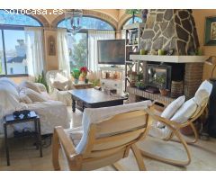 Chalet con personalidad en Fuengirola, cerca de la playa y con piscina privada