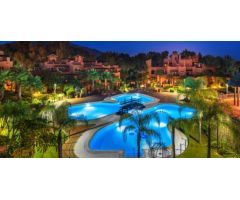 Amplio apartamento bajo de 2 dormitorios disponible en venta en Alminar de Marbella
