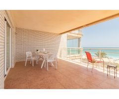 APARTAMENTO CON DOS DORMITORIOS Y AMPLIA TERRAZA EN PRIMERA LÍNEA DE PLAYA