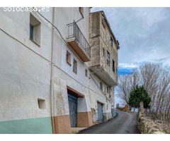 ENCANTADORA CASA DE PUEBLO CON TRES DORMITORIOS Y DOBLE FACHADA EN VILLAFRANCA DEL CID